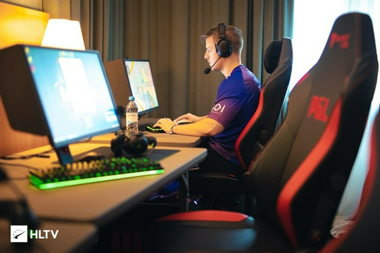 宿舍内15人因制作无畏契约外挂被捕的真相